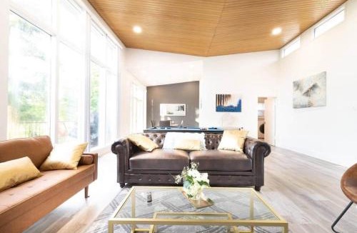 Bathurst Manor House | Spacious Open Concept Home Near Rogers Stadium