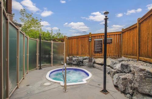 Canmore House | Spacious, Pet Friendly, Townhouse Hot Tub Perfect for Families!