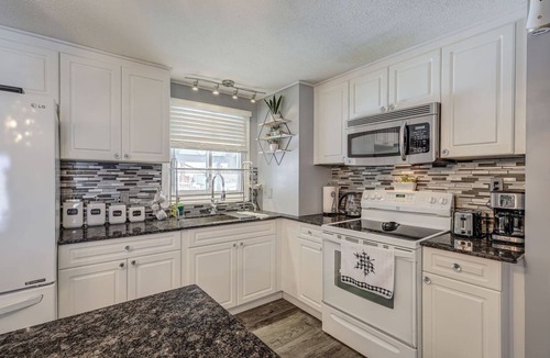 Saint Thomas House | Spacious Pool House – 5 Minutes to Elgin Centre