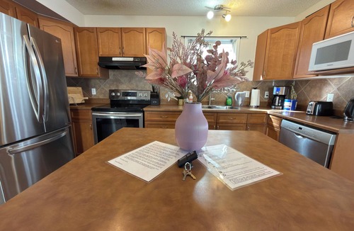 West Edmonton House | Spacious & Private Retreat near West Edmonton Mall