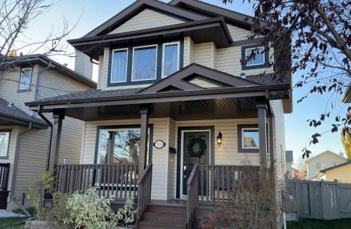 West Edmonton House | Spacious & Private Retreat near West Edmonton Mall