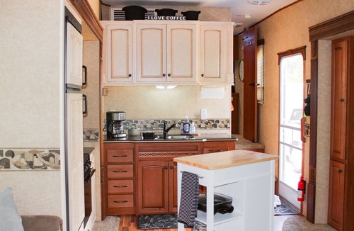 Blind Bay Resort | Spacious Queen Bed RV in Centrally Located Resort on Shuswap Lake