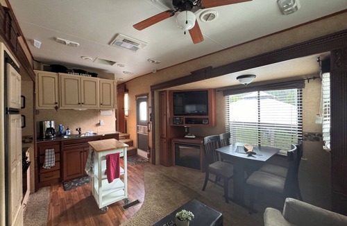Blind Bay Resort | Spacious Queen Bed RV in Centrally Located Resort on Shuswap Lake