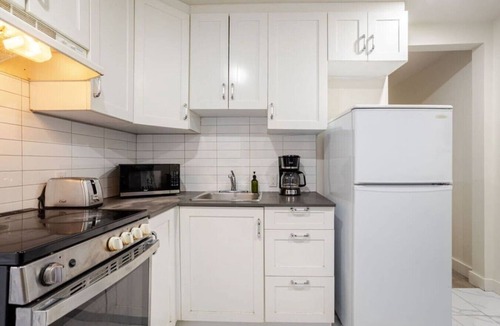 Cote-Des-Neiges—Notre-Dame-De-Grace Apartment | Spacious Retreat in Montréal
