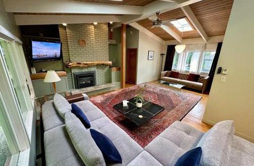 North Vancouver House | Spacious & Stylish West Coast Contemporary House