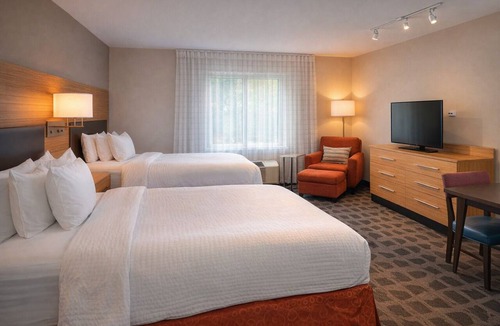 Morrisville Hotel | Spacious Suite Near Lake Crabtree & Umstead State Park – w/Kitchen & Breakfast!