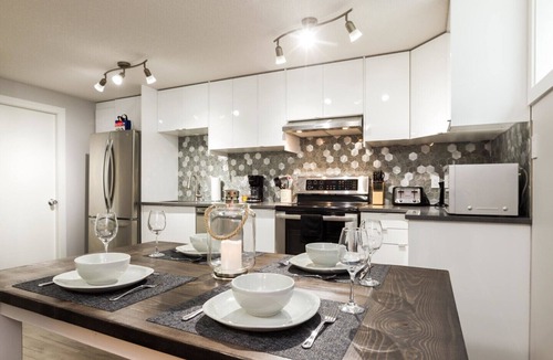 Southwest Edmonton House | ★Spacious Suite ★ Sanitized ★ WiFi ★ Netflix ✔Long Stays