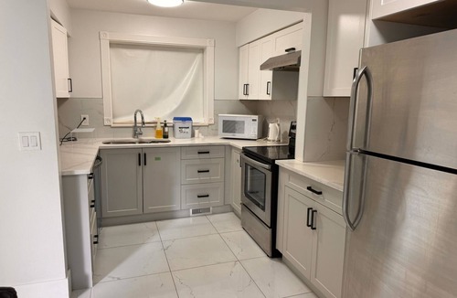 Coquitlam Bed & Breakfast | * “Spacious Sunny Room in Clean Shared Home”
