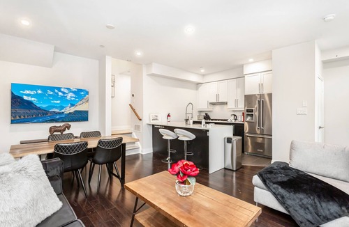 Mississauga House | Spacious Townhouse near Square One