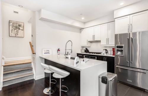 Mississauga House | Spacious Townhouse near Square One