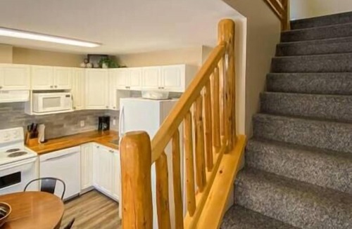 Fernie Condo | Spacious Townhouse/Loft Access/Mountain Views