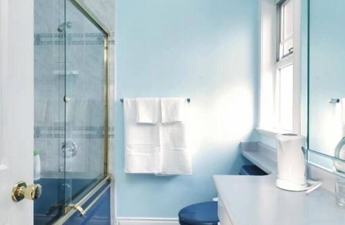 Richmond Bed & Breakfast | Spacious Vancouver Airport Blueberry Manor | Near YVR & Skytrain