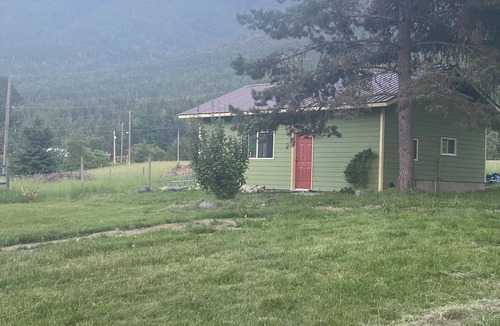 Proctor Cabin | Spectacular Mountain View Cabin by Kootenay Lake