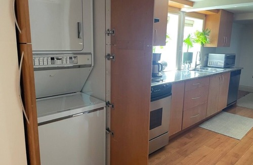 Upper Lonsdale House | Stair-Free Suite near Grouse & Edgemont