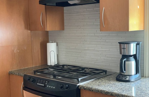 Upper Lonsdale House | Stair-Free Suite near Grouse & Edgemont