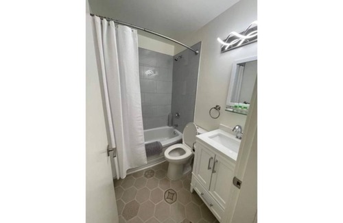 East Kootenay House | Standard Queen Suite in Beautiful Radium