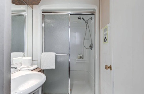 Vieux-Quebec-Cap-Blanc-colline Parlementaire Hotel | Standard Room #6