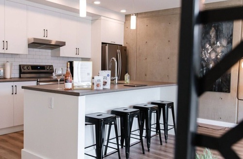 North End Condo | Stay in a modern two bedroom townhouse in downtown Kelowna with secure parking, patio, pet friendly options & easy walks to Prospera Place, the brewery district, waterfront paths, cafés & restaurants. Perfect for couples, friends or small families.