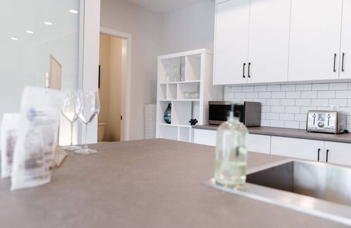 North End Condo | Stay in a modern two bedroom townhouse in downtown Kelowna with secure parking, patio, pet friendly options & easy walks to Prospera Place, the brewery district, waterfront paths, cafés & restaurants. Perfect for couples, friends or small families.