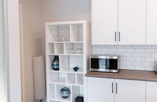 North End Condo | Stay in a modern two bedroom townhouse in downtown Kelowna with secure parking, patio, pet friendly options & easy walks to Prospera Place, the brewery district, waterfront paths, cafés & restaurants. Perfect for couples, friends or small families.