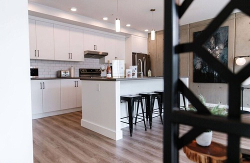 North End Condo | Stay in a modern two bedroom townhouse in downtown Kelowna with secure parking, patio, pet friendly options & easy walks to Prospera Place, the brewery district, waterfront paths, cafés & restaurants. Perfect for couples, friends or small families.