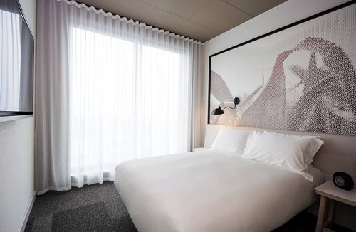 Brossard Hotel | Stay in Modern Comfort Near Quartier DIX30 Entertainment & Shopping | 2 Units