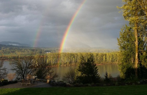 Bradner House | Step away from life's bustle to this breathtaking scenic property.