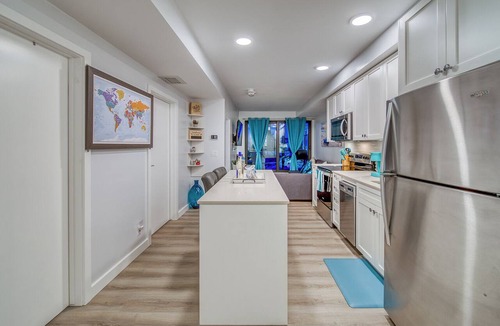 Crescent Heights Apartment | Steps to Downtown Oasis 2BR 3 beds Sleeps 6 Underground Free Parking