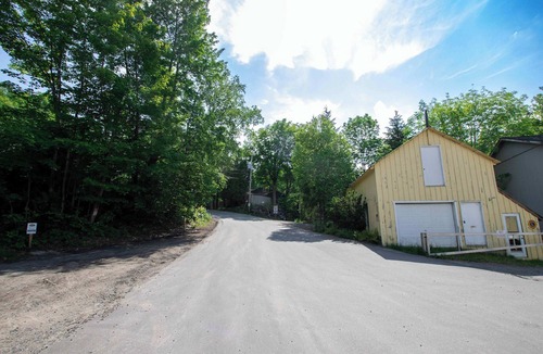 Seguin House | Steps To Lake Joe Ontario