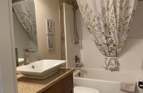 Osoyoos Cottage | Steps to the Beach & Pools plus Spectacular Lake Views from the Deck.