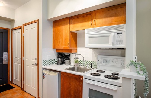 Village North Condo | Studio | Alpenglow Lodge | Private Balcony w/Mtn view | Gym | Epic Location