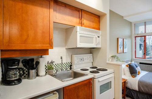 Village North House | Studio in Alpenglow Lodge, Private Balcony with Mountain Views, Gym, Epic Location