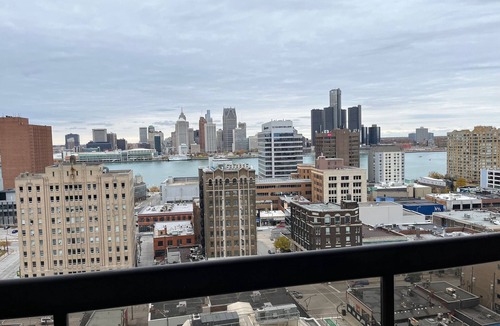 Windsor Apartment | Stunning 17th Floor 1 Bed with Detroit Skyline & River Views – Downtown Windsor