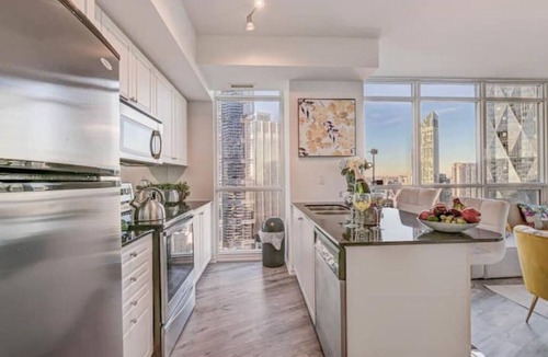 Downtown Toronto Condo | Stunning 2 BD in heart of Toronto w Parking