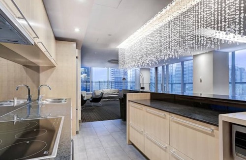 Downtown Toronto Condo | Stunning 2 BD in heart of Toronto w Parking