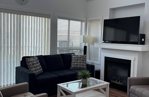 Central Okanagan House | Stunning 2 Bed and Loft Cottage on Lake Okanagan