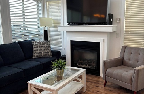 Central Okanagan House | Stunning 2 Bed and Loft Cottage on Lake Okanagan