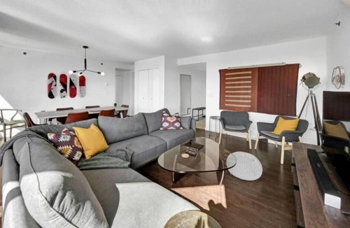 Yaletown Condo | Stunning 2-bed Yaletown apartment with water views
