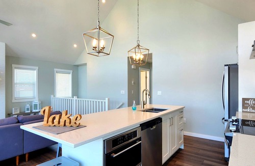 Central Okanagan House | Stunning 3 Bedroom Lakeview Cottage on Lake Okanagan