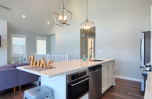 Central Okanagan House | Stunning 3 Bedroom Lakeview Cottage on Lake Okanagan