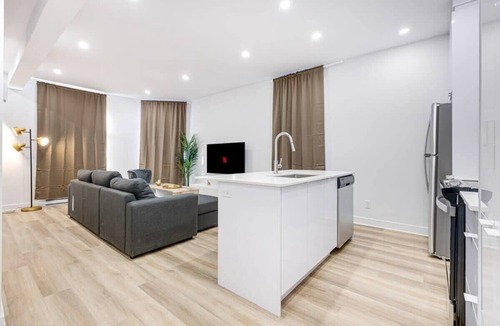 Mile End Apartment | Stunning 3BR w/Sofa Bed near Little Italy - A