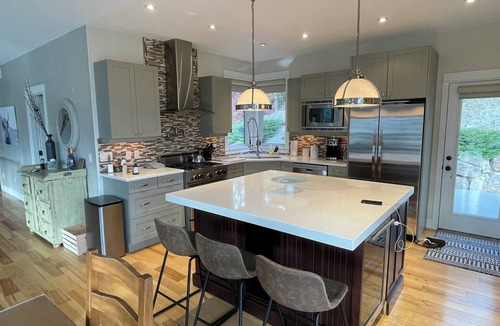 Central Okanagan House | Stunning 5 Bedroom Lake House in Coral Beach
