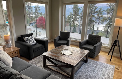 Central Okanagan House | Stunning 5 Bedroom Lake House in Coral Beach