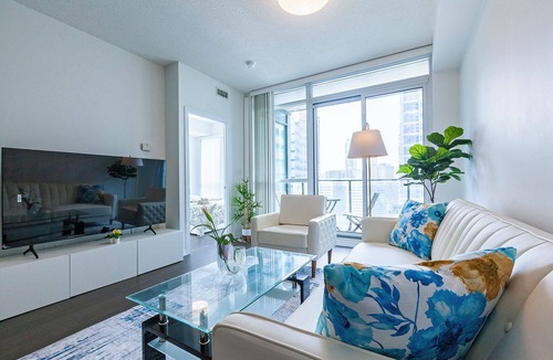 Central Waterfront Condo | Stunning Bright Condo - MTCC/Jays/CN Tower