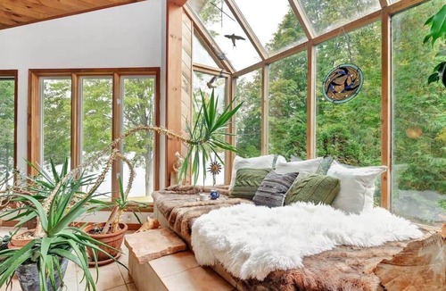Lyndhurst House | Stunning European waterfront escape with hot tub