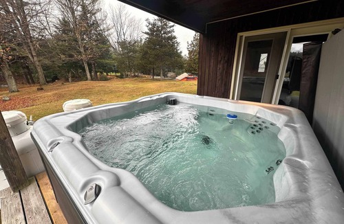Lyndhurst House | Stunning European waterfront escape with hot tub