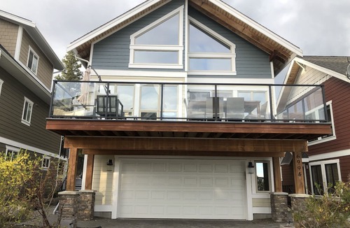 Central Okanagan Cottage | Stunning Lake View Cottage at La Casa-EV 2 Charger