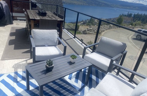 Central Okanagan Cottage | Stunning Lake View Cottage at La Casa-EV 2 Charger
