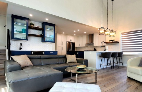 Central Okanagan House | Stunning Modern Cottage at La Casa Lakeside Resort