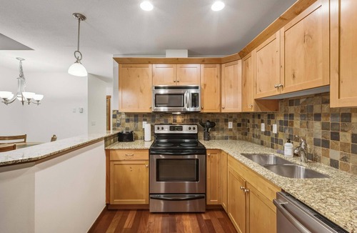Town Centre Condo | Stunning Mt Views-Beautiful - 2BR